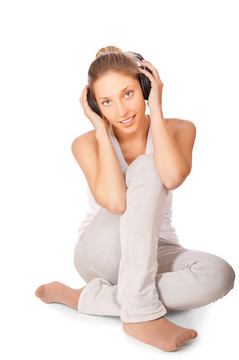 女性在白色背景下聆聽(tīng)音樂(lè)