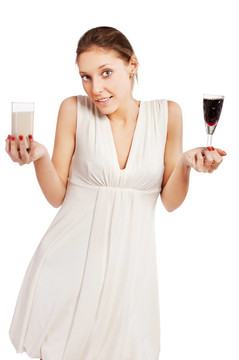 女人手里拿著酒和牛奶，白色的背景