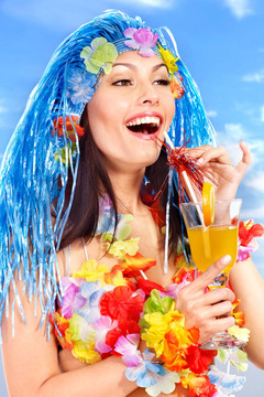 夏威夷服裝中的年輕女子。