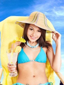 比基尼女孩喝雞尾酒。