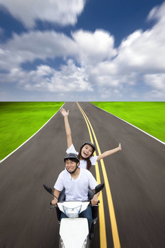 快樂(lè)的夫婦在摩托車上進(jìn)行夏季公路旅行