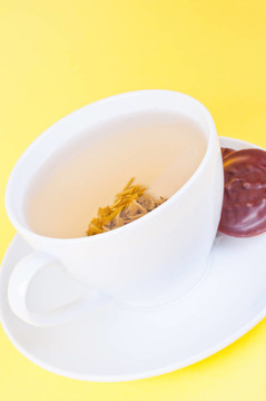 茶托上的綠茶杯和餅干