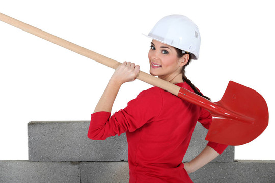 女建筑工人用鏟子