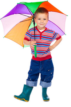 微笑的小男孩帶著雨傘