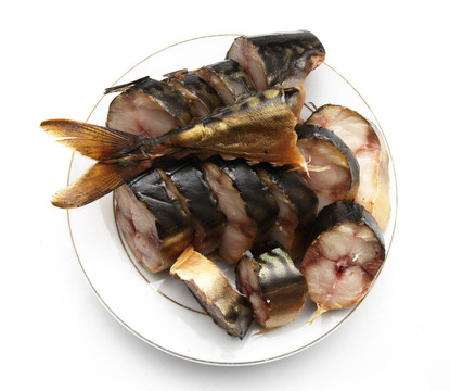 煙熏鯖魚在板上的白色背景
