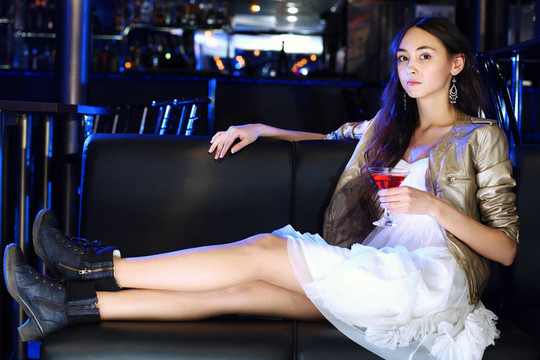 夜總會(huì)里有魅力的女人喝一杯