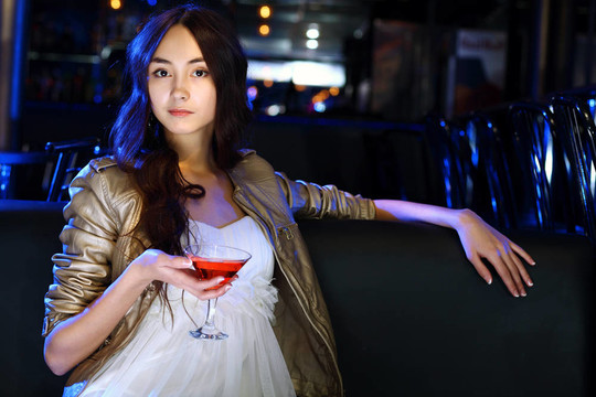 夜總會里有魅力的女人喝一杯