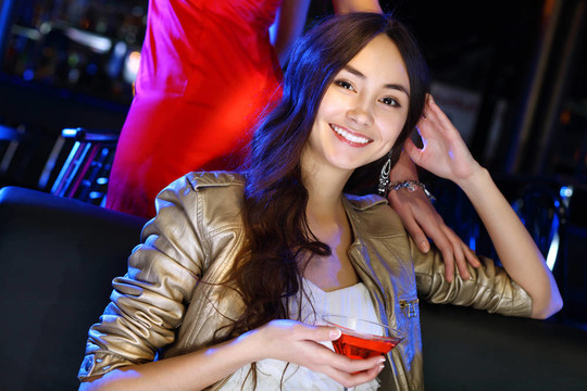 夜總會(huì)里有魅力的女人喝一杯