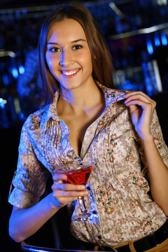 夜總會(huì)里有魅力的女人喝一杯