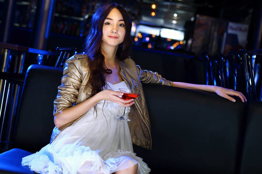 夜總會里有魅力的女人喝一杯