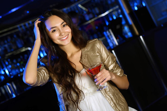 夜總會里有魅力的女人喝一杯