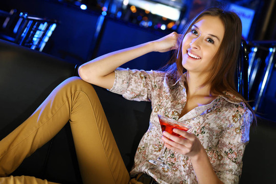夜總會里有魅力的女人喝一杯