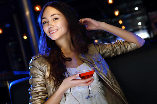 夜總會里有魅力的女人喝一杯