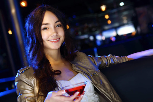 夜總會(huì)里有魅力的女人喝一杯