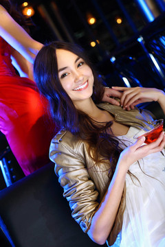 夜總會里有魅力的女人喝一杯