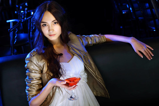 夜總會里有魅力的女人喝一杯