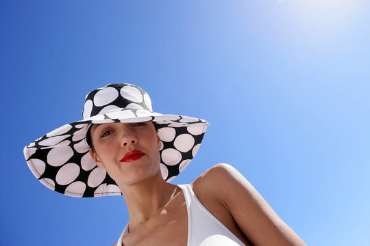 夏天女人戴帽子的畫像