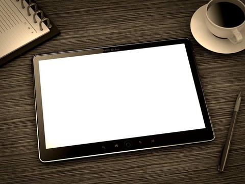 IPADE像筆記本的平板電腦；筆和一杯咖啡在工作表。