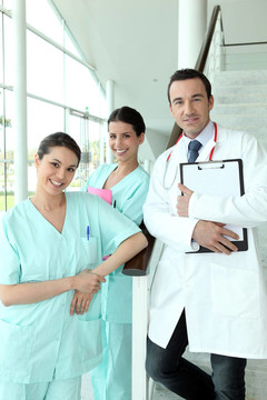 医生和两个护士站在医院的楼梯上