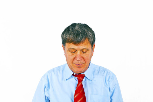 傷心的商人向下看