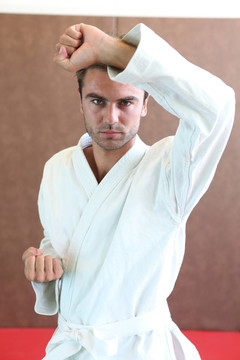 男子穿著武術(shù)服站在防御立場(chǎng)