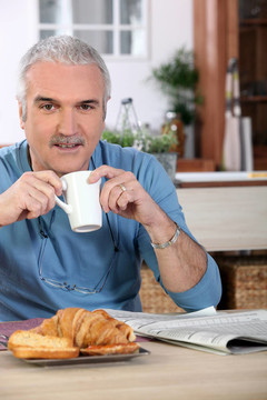 男子早餐喝茶