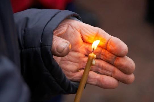 老婦人手中的單焰蠟燭