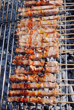 把豬肉串在烤肉串烤