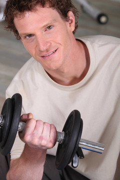 瀟灑的男人舉杠鈴