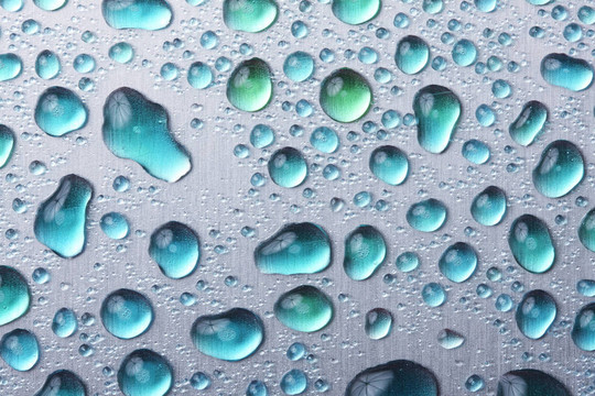 金屬表面上的水滴