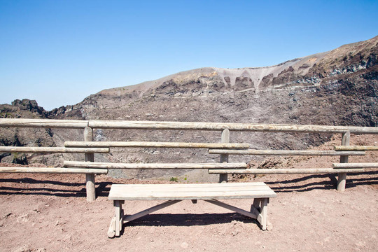在前面的維蘇威火山口臺