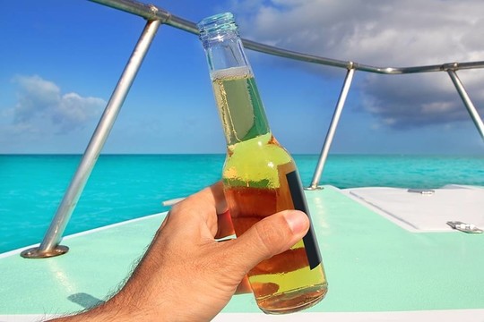 啤酒在手加勒比船船頭綠松石海