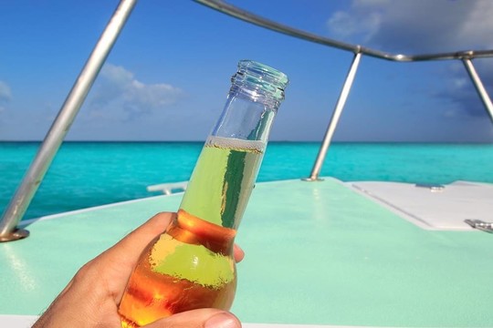 啤酒在手加勒比船船頭綠松石海