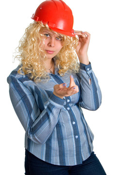 穿著紅色建筑頭盔的年輕金發(fā)女郎