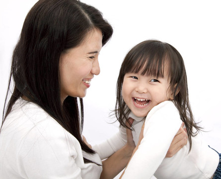 快樂的母親和女兒