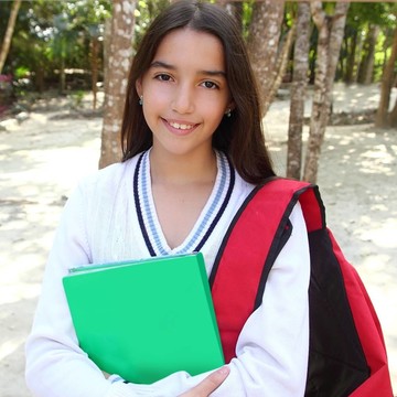 西班牙裔拉丁少女背包在墨西哥公園