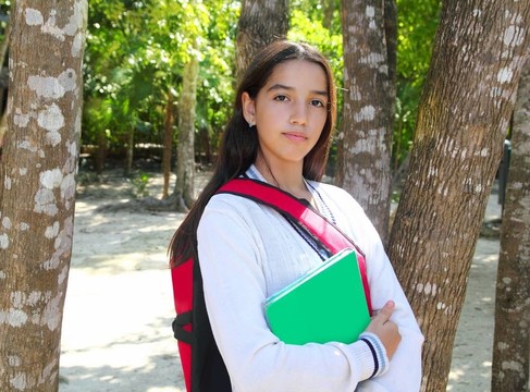 西班牙裔拉丁少女背包在墨西哥公園