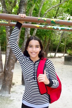西班牙裔拉丁少女背包在墨西哥公園