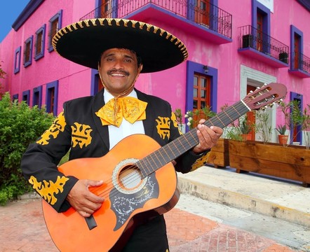 Charro Mariachi彈吉他，墨西哥的房子