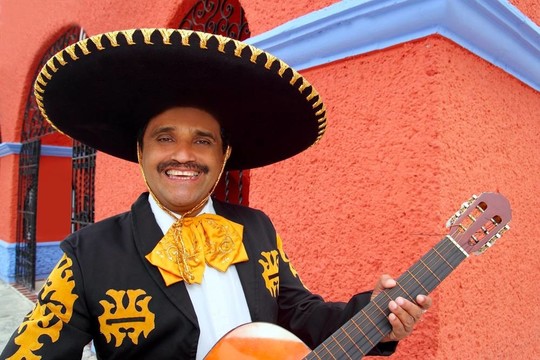 Charro Mariachi彈吉他，墨西哥的房子