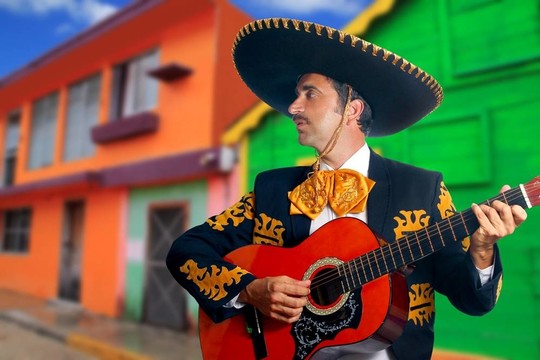 Charro Mariachi彈吉他，墨西哥的房子