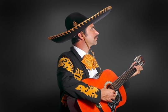 Charro Mariachi彈吉他的黑色