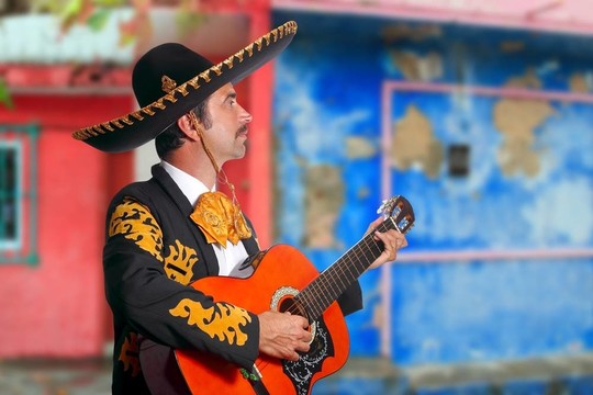 Charro Mariachi彈吉他，墨西哥的房子