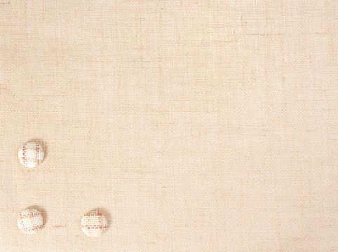 麻布旗幟按鈕作為裝飾品。