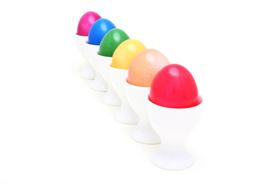 六復(fù)活節(jié)彩蛋eggcups在白色背景上的一行