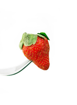 在一个白色的叉子上新鲜的草莓