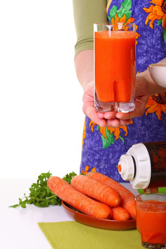女人準(zhǔn)備榨汁機(jī)和carrot