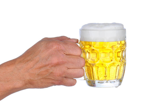 男子拿著啤酒杯