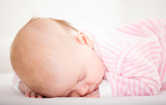 熟睡的嬰兒