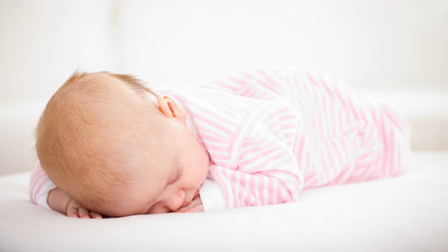 熟睡的嬰兒